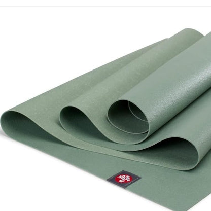 Manduka eKO SuperLite Yoga Mat - 1.5mm Natural Rubber | Foldable & Travel Friendly | Soft Textured Surface | Eco-friendly - color: Leaf Green
