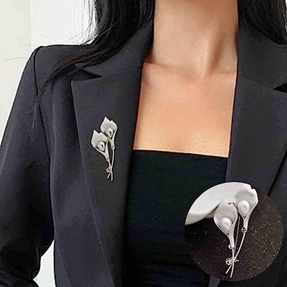 Crystal Pearl Flower Brooches Pins Fashion Beautiful Created Rhinestone Floral Brooch Good Idea for Party Dance Wedding Banquet for Elegant Women Girl - color: Silver Lily