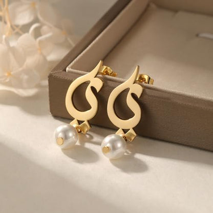 Arabic-Inspired Gold Earrings with Pearl Drop – Unique Script Design, Elegant Jewelry for Women, Customizable Initials,Gift for Birthday, Anniversary, Valentine’s Day (ر)