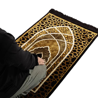 Modefa Turkish Islamic Prayer Rug - Comfortable Muslim Praying Mat for Men & Women - Soft Velvet Janamaz Praying Carpet - Ramadan or Eid Gift - with Kufi Prayer Cap - Plush Saray (Black/Gold)