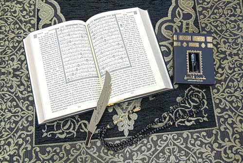ihvan online Prayer Gift Set for Hajj and Umrah, Muslim Prayer Rug, Prayer Mat, Beads Taasbih, Holy Quran Translated French, Muslim Praying Mat, Islamic Gift Set for Ramadan & Eid, Black - color: French Black