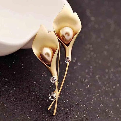 Crystal Pearl Flower Brooches Pins Fashion Beautiful Created Rhinestone Floral Brooch Good Idea for Party Dance Wedding Banquet for Elegant Women Girl - color: Gold Lily